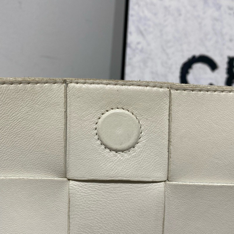 Bottega Veneta cassette 15格牛皮革蛇骨金屬扣裝飾肩帶斜背包肩背包-17