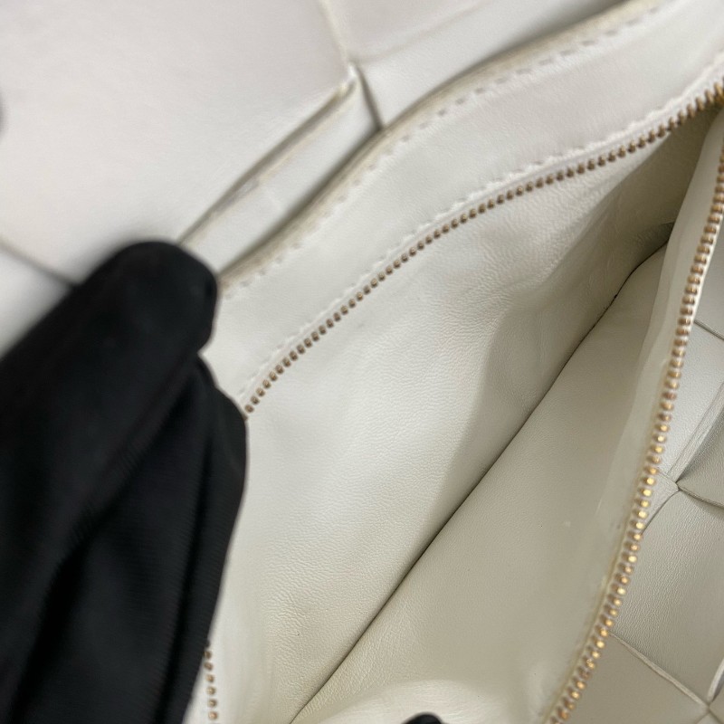 Bottega Veneta cassette 15格牛皮革蛇骨金屬扣裝飾肩帶斜背包肩背包-18