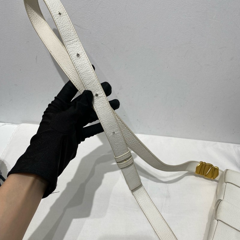 Bottega Veneta cassette 15格牛皮革蛇骨金屬扣裝飾肩帶斜背包肩背包-19