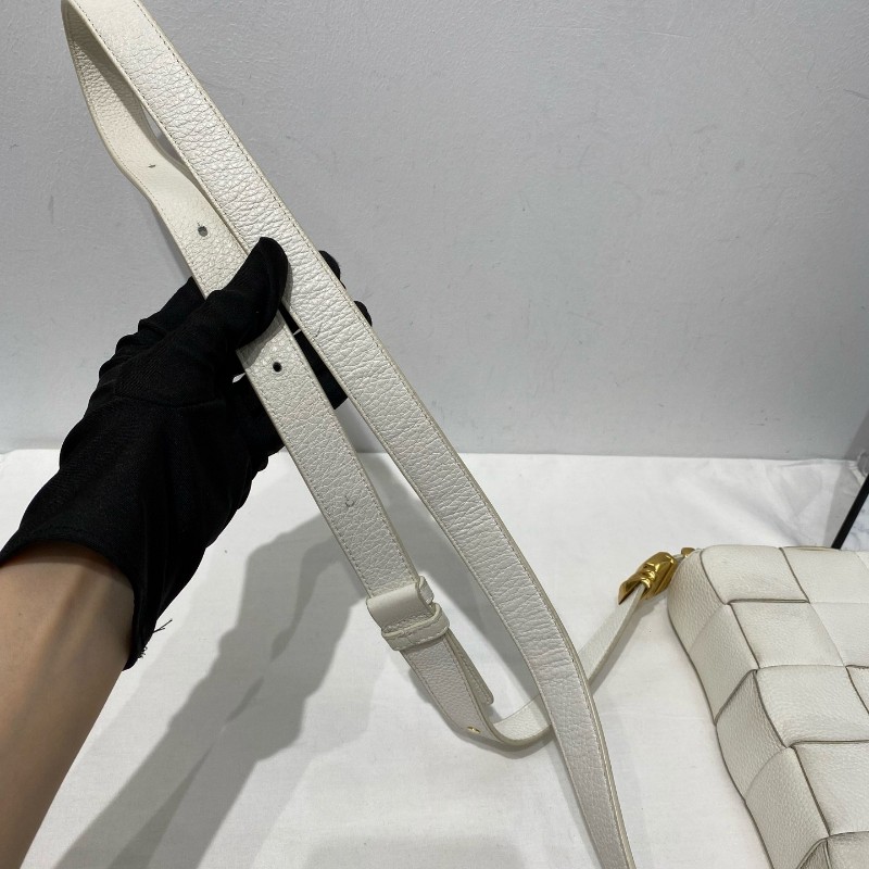 Bottega Veneta cassette 15格牛皮革蛇骨金屬扣裝飾肩帶斜背包肩背包-20