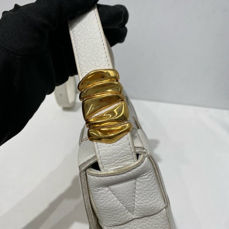 Bottega Veneta cassette 15格牛皮革蛇骨金屬扣裝飾肩帶斜背包肩背包-21