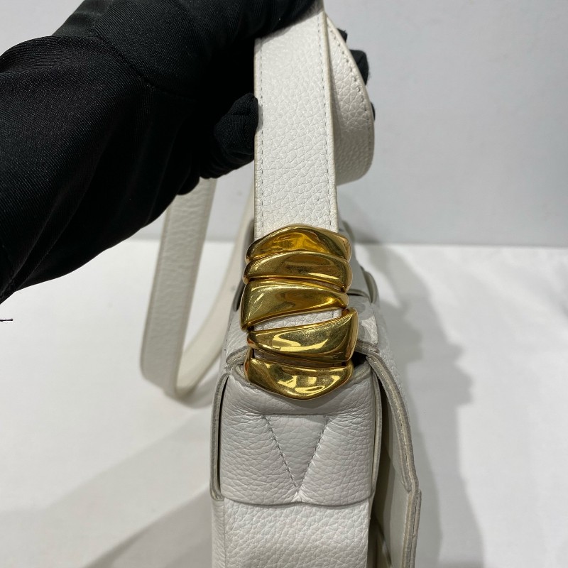 Bottega Veneta cassette 15格牛皮革蛇骨金屬扣裝飾肩帶斜背包肩背包-22