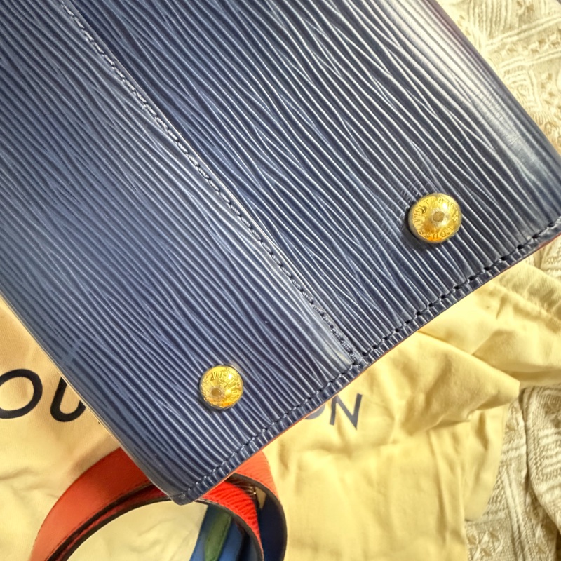 LV 深藍水波紋EPI MM 肩背包-25