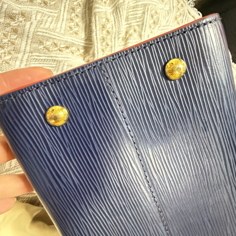 LV 深藍水波紋EPI MM 肩背包-26