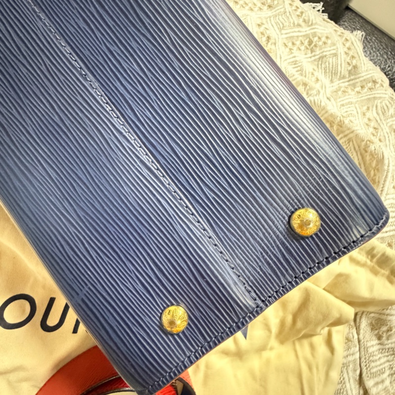 LV 深藍水波紋EPI MM 肩背包-31