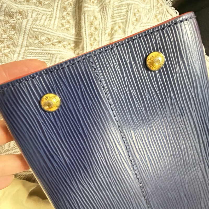 LV 深藍水波紋EPI MM 肩背包-39