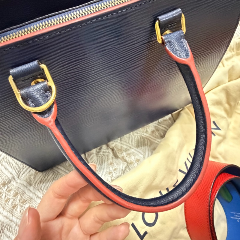 LV 深藍水波紋EPI MM 肩背包-43