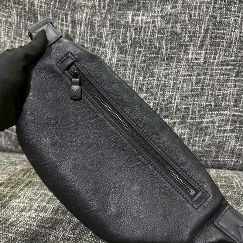 LV黑色壓紋腰包-1