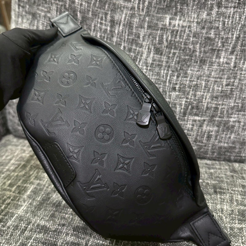 LV黑色壓紋腰包-2
