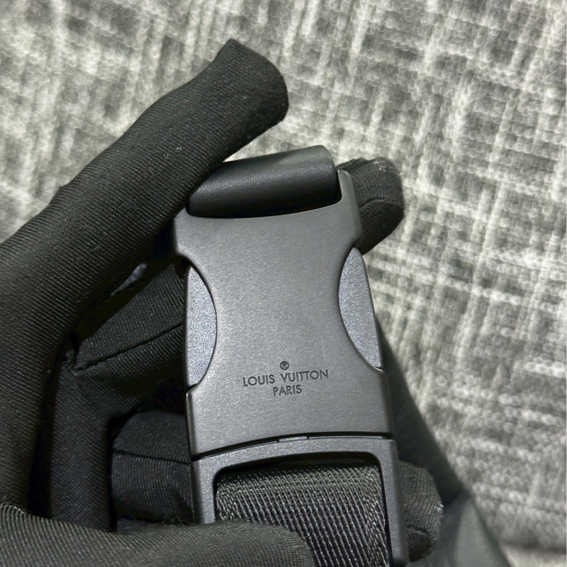 LV黑色壓紋腰包-4