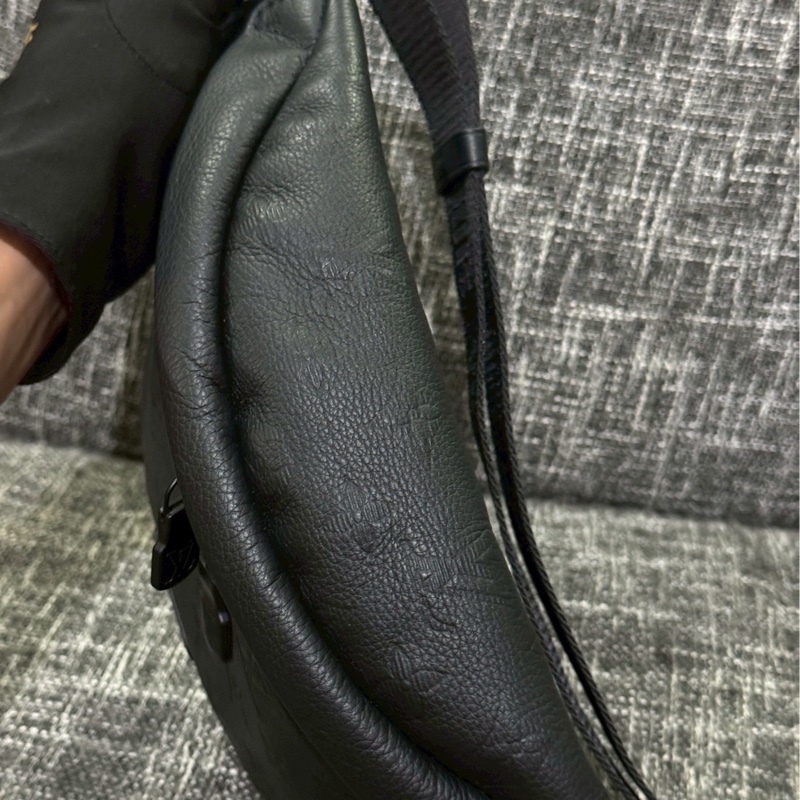 LV黑色壓紋腰包-5