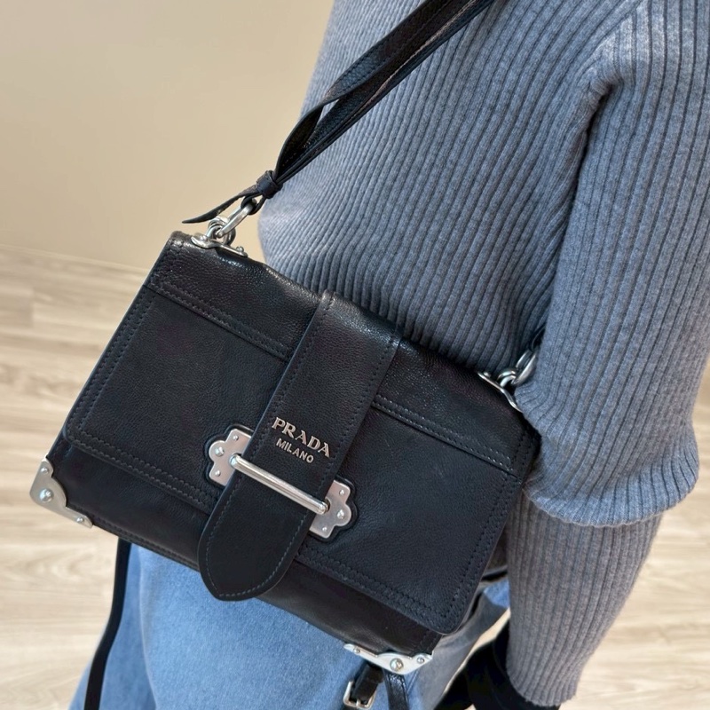 PRADA Cahier黑銀復古宮廷軟盒子包-36