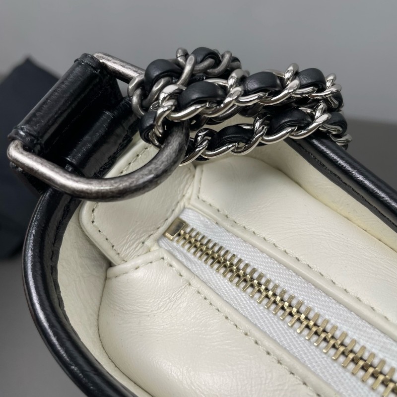 Chanel Gabriele 白色拼黑中號流浪包 肩背包-16