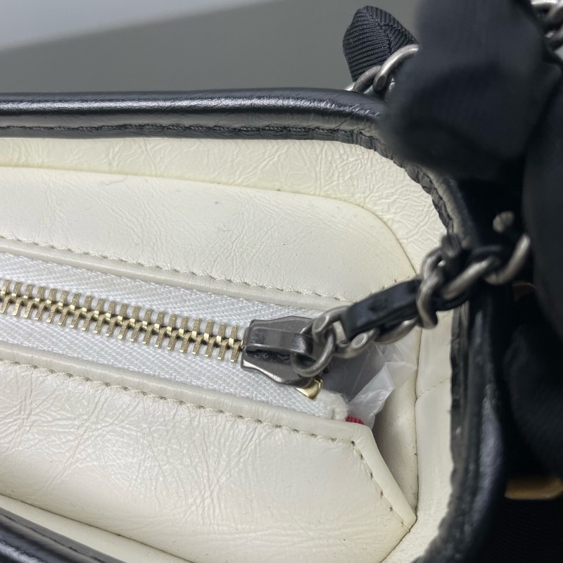 Chanel Gabriele 白色拼黑中號流浪包 肩背包-17