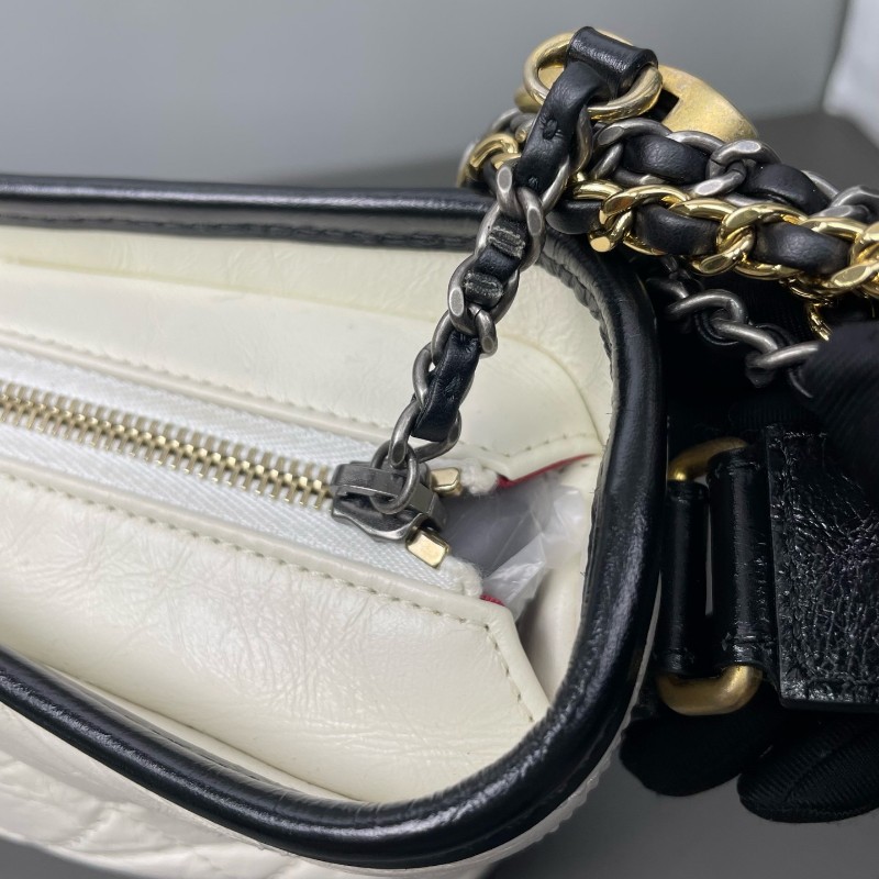 Chanel Gabriele 白色拼黑中號流浪包 肩背包-18