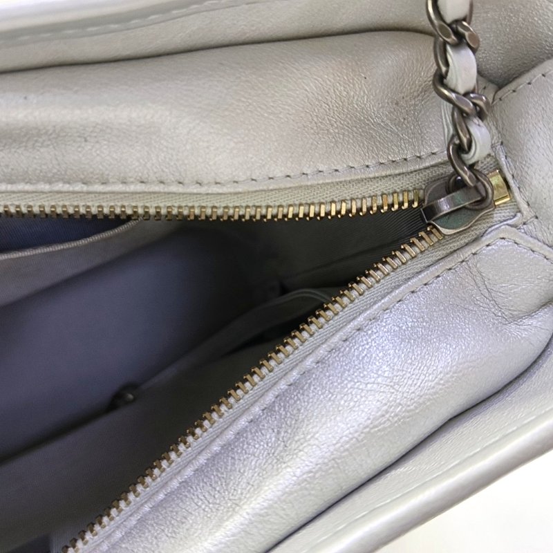 CHANEL GABRIELLE 中號 銀色牛皮菱格紋縫製流浪包單肩包斜挎包-10