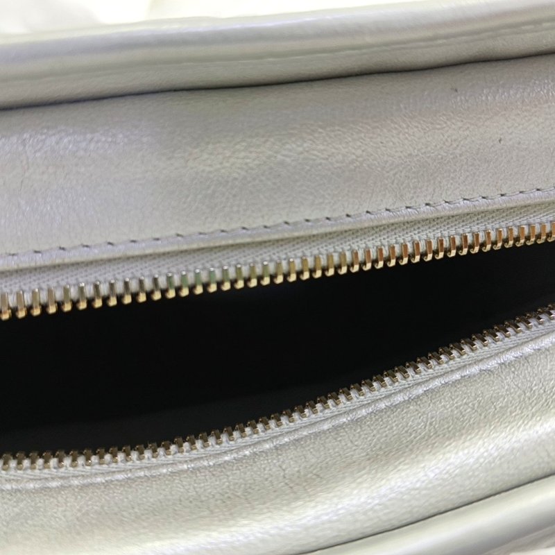 CHANEL GABRIELLE 中號 銀色牛皮菱格紋縫製流浪包單肩包斜挎包-11