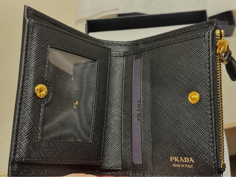 Prada Saffiano Metal 皮革短錢包(誠可刀🔪)-1