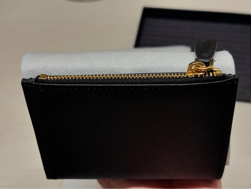 Prada Saffiano Metal 皮革短錢包(誠可刀🔪)-3