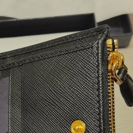 Prada Saffiano Metal 皮革短錢包(誠可刀🔪)-11