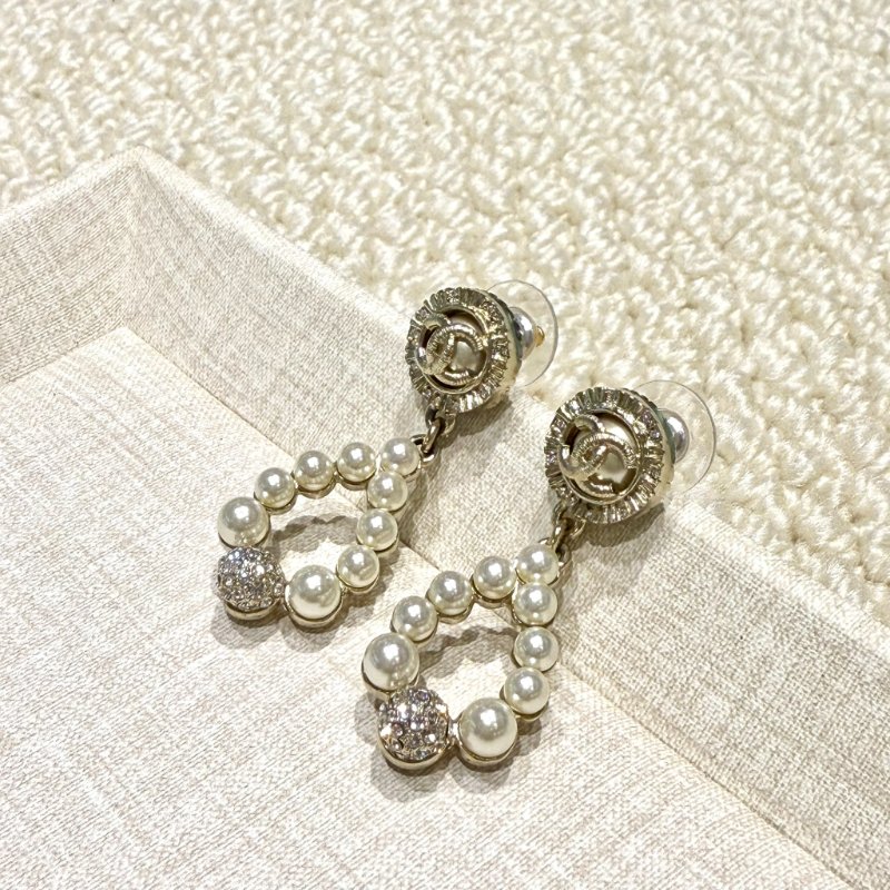 CHANEL - 圓形雙C珍珠圈吊墬水晶宮廷風耳環-0