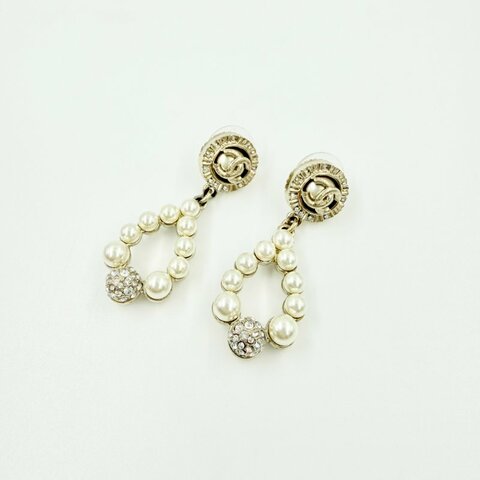 CHANEL - 圓形雙C珍珠圈吊墬水晶宮廷風耳環