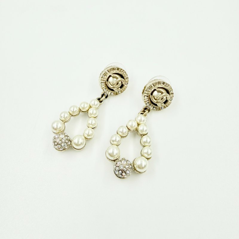CHANEL - 圓形雙C珍珠圈吊墬水晶宮廷風耳環-0