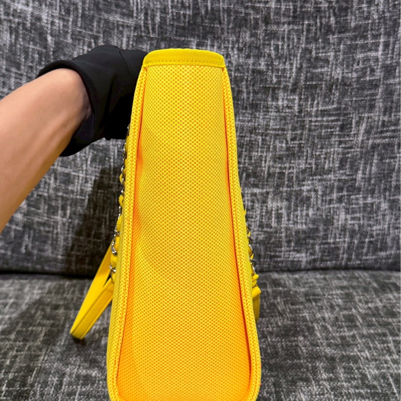 香奈兒亮黃沙灘托特包-2