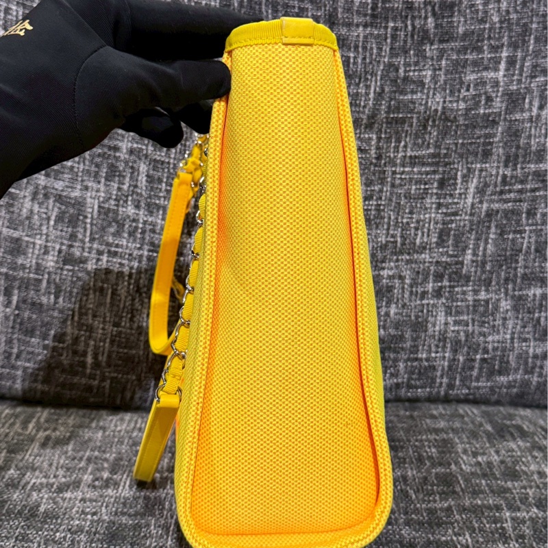 香奈兒亮黃沙灘托特包-3