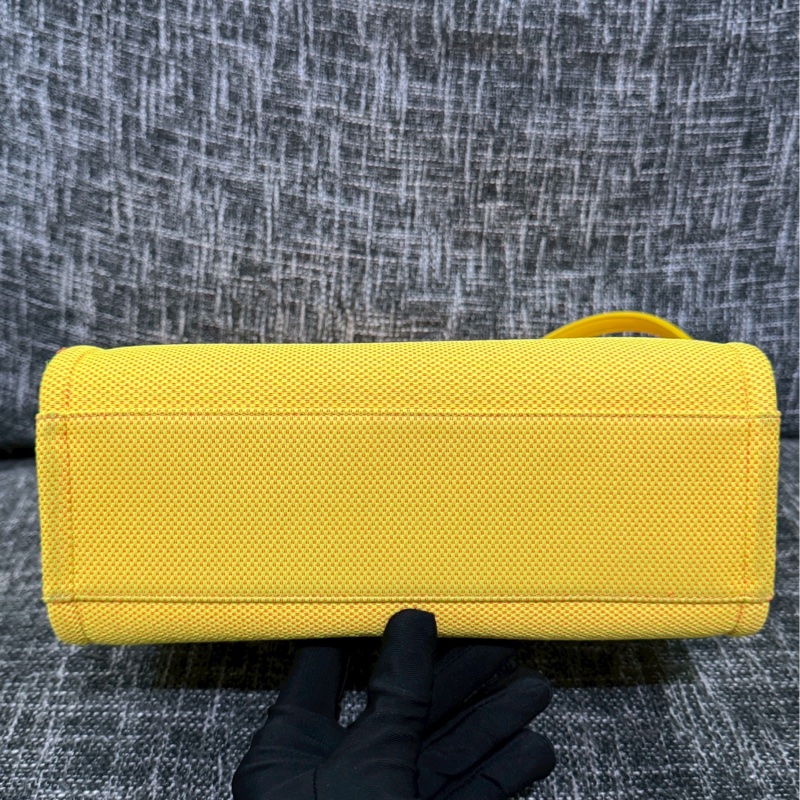 香奈兒亮黃沙灘托特包-6