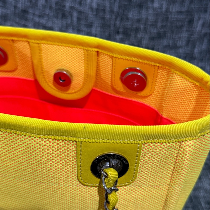 香奈兒亮黃沙灘托特包-7