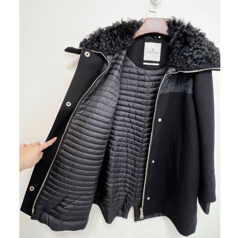 MONCLER 黑色毛領A字羽絨長版大衣 2-7