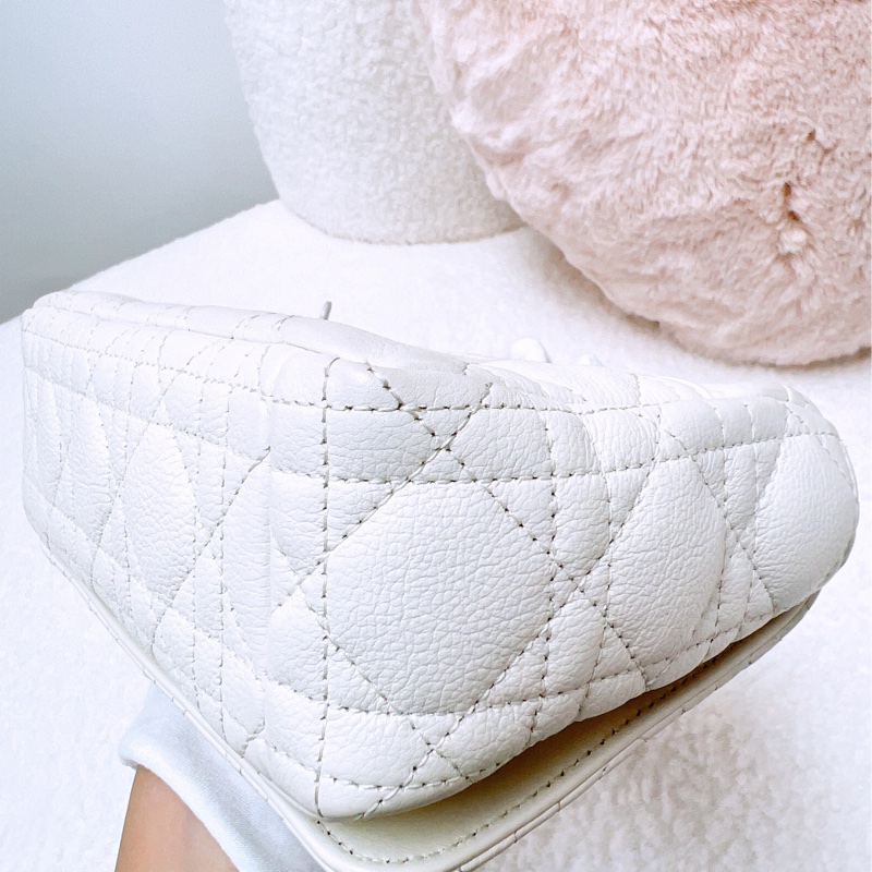 Dior caro 小號白色金扣肩背包-9