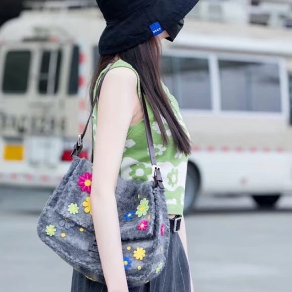 「JL精品代購」97新 Fendi超稀有灰色毛呢花花款大法棍-1