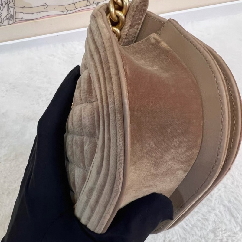 Chanel 香奈兒 22k leboy 絲絨 mini 馬鞍包。美拉德色系 泰迪棕色 芯片款，絕美一隻小可愛-6