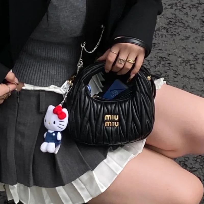 甜度爆表😍99新🆕MiuMiu千金風黑色wanderhobo mini皺摺包手提斜挎單肩包-0