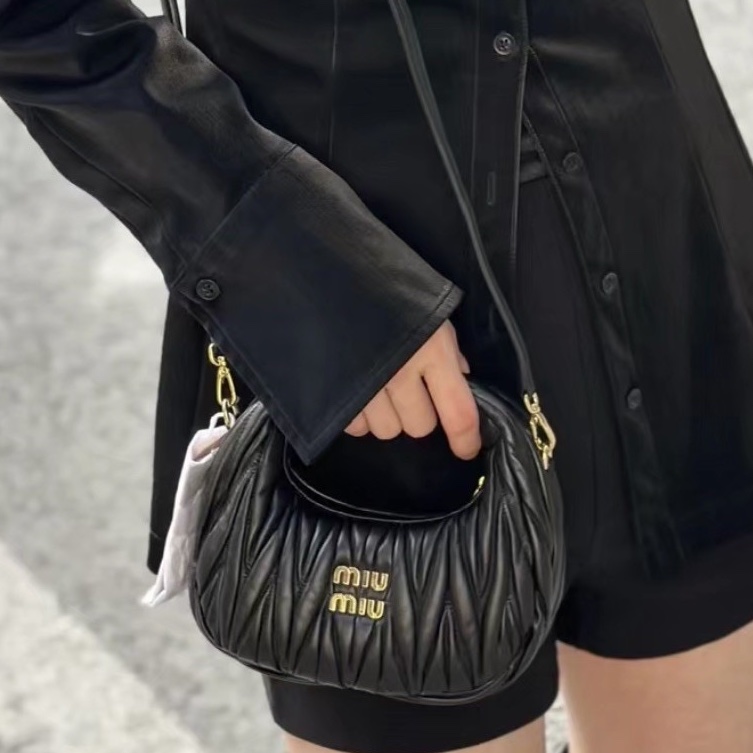 甜度爆表😍99新🆕MiuMiu千金風黑色wanderhobo mini皺摺包手提斜挎單肩包-1