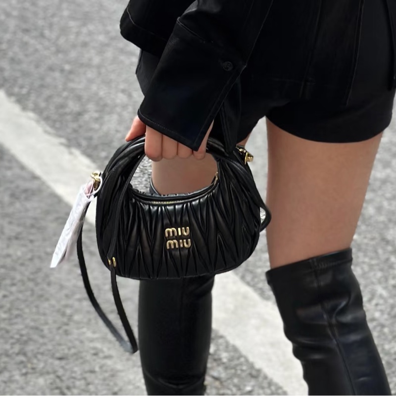 甜度爆表😍99新🆕MiuMiu千金風黑色wanderhobo mini皺摺包手提斜挎單肩包-3