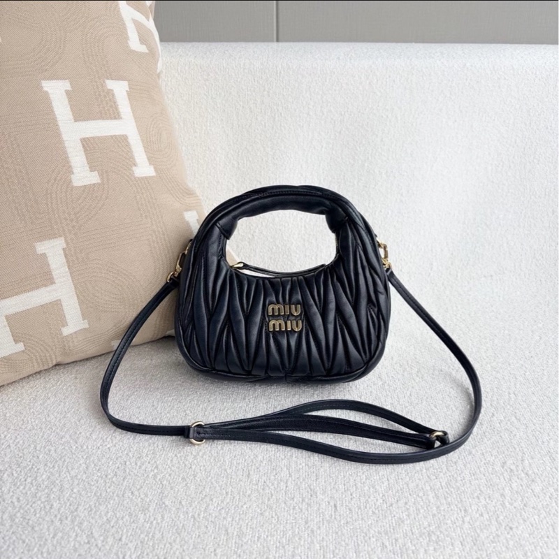 甜度爆表😍99新🆕MiuMiu千金風黑色wanderhobo mini皺摺包手提斜挎單肩包-4