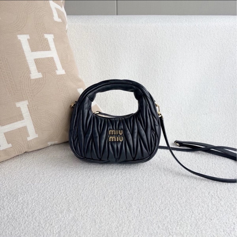 甜度爆表😍99新🆕MiuMiu千金風黑色wanderhobo mini皺摺包手提斜挎單肩包-5