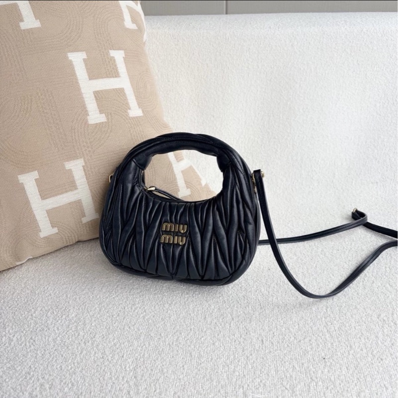 甜度爆表😍99新🆕MiuMiu千金風黑色wanderhobo mini皺摺包手提斜挎單肩包-7