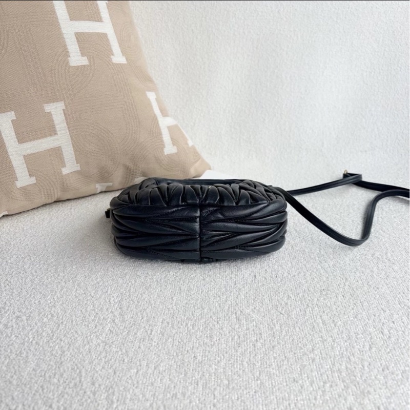 甜度爆表😍99新🆕MiuMiu千金風黑色wanderhobo mini皺摺包手提斜挎單肩包-8