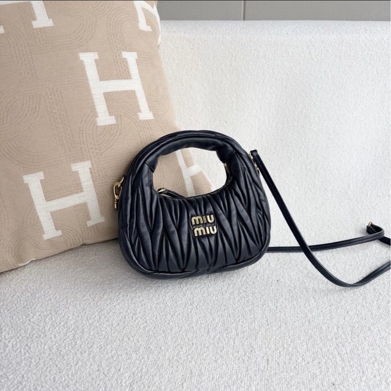 甜度爆表😍99新🆕MiuMiu千金風黑色wanderhobo mini皺摺包手提斜挎單肩包-9