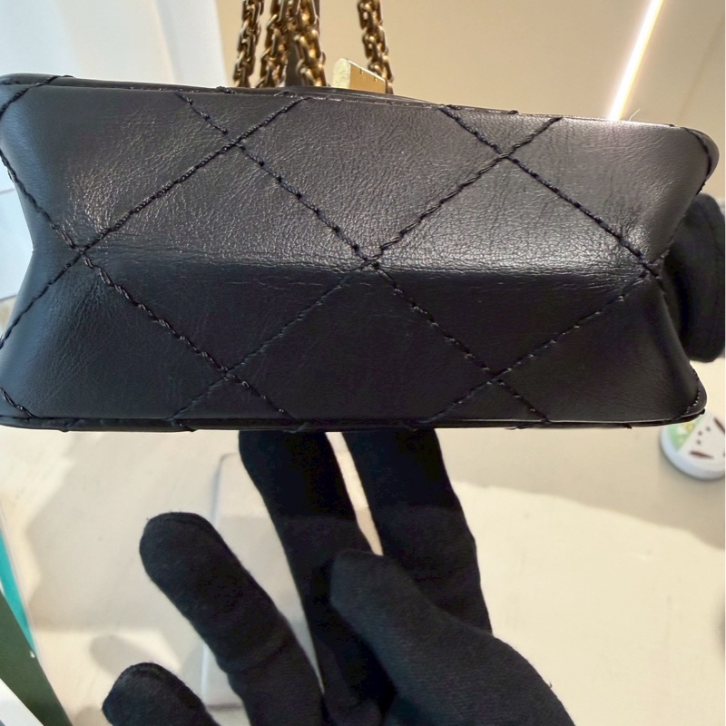 CHANEL 黑金2.55 mini豎版口蓋包-7