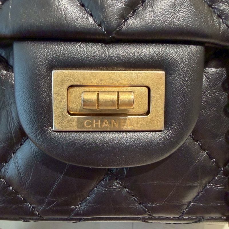 CHANEL 黑金2.55 mini豎版口蓋包-11