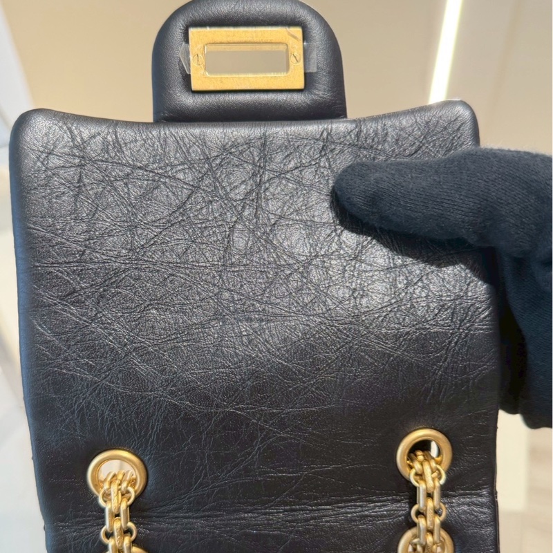CHANEL 黑金2.55 mini豎版口蓋包-17