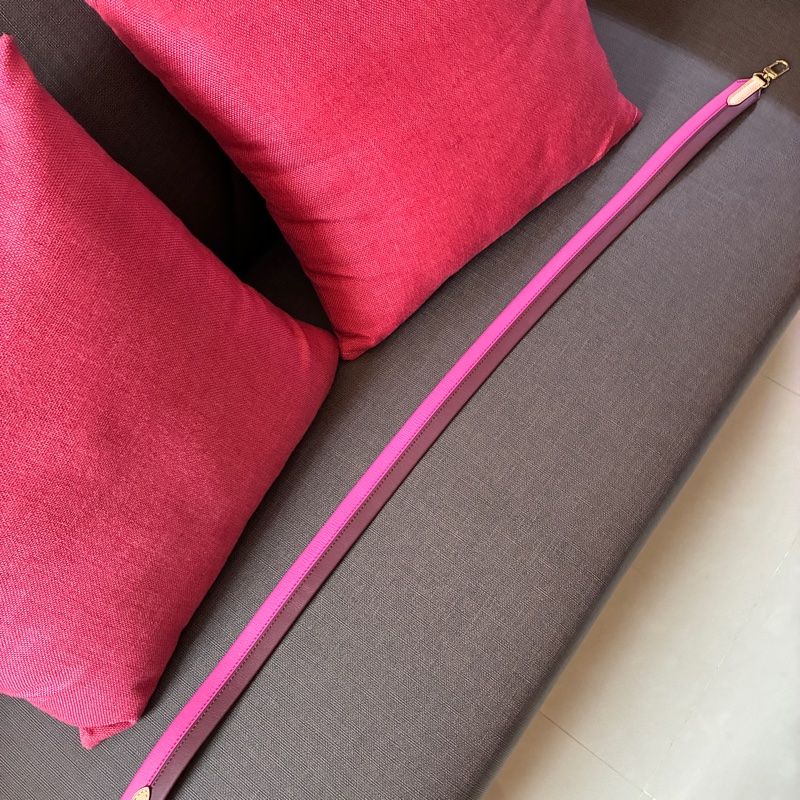 LV 桃紅拼色背帶95新-4