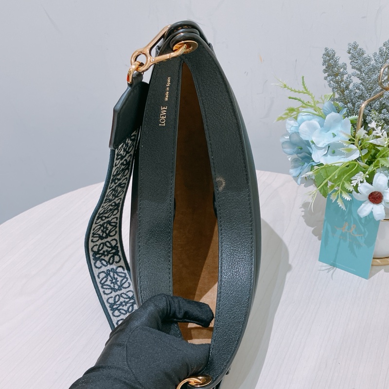 TK1864 Loewe 羅意威黑色月牙單肩包Luna Shoulder Bag Black X GHW-22