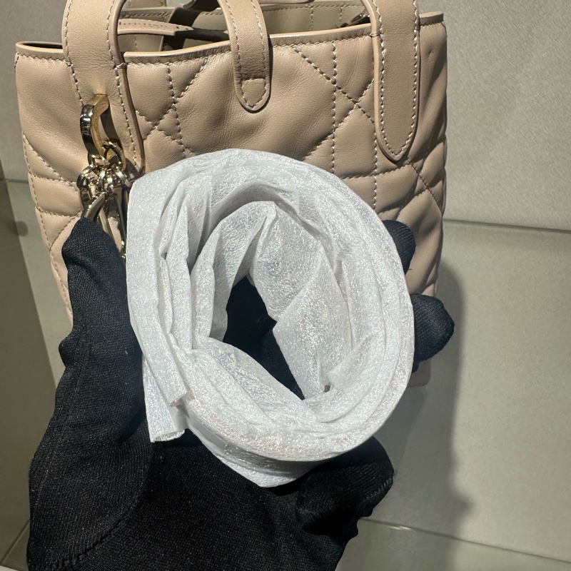 DIOR迪奥 Toujours 竖版超大藤格纹 菜篮子包单肩斜挎包 牛皮革 手提包 小号-9