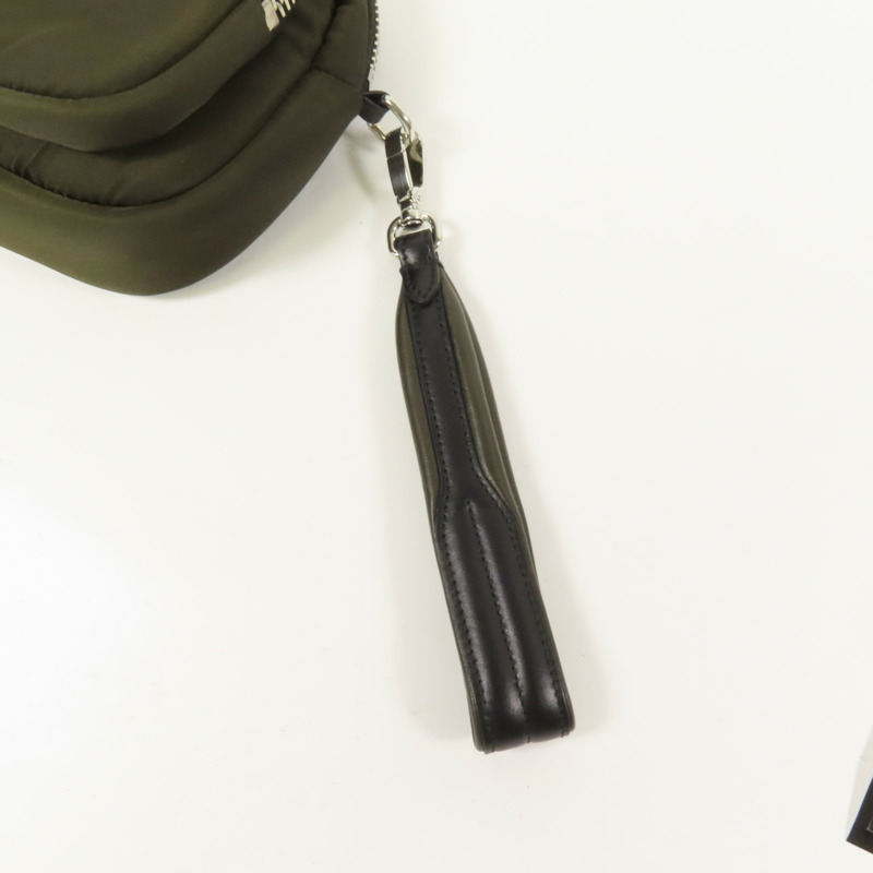 PRADA 尼龍Pouch銀扣手拿包-6